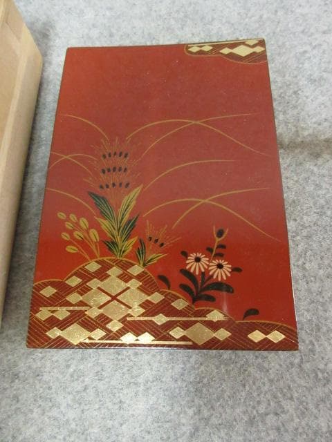 桑原謹製大内塗朱塗金彩蒔絵花柄文庫と硯箱と小物入れの3点共箱付 [B25507]