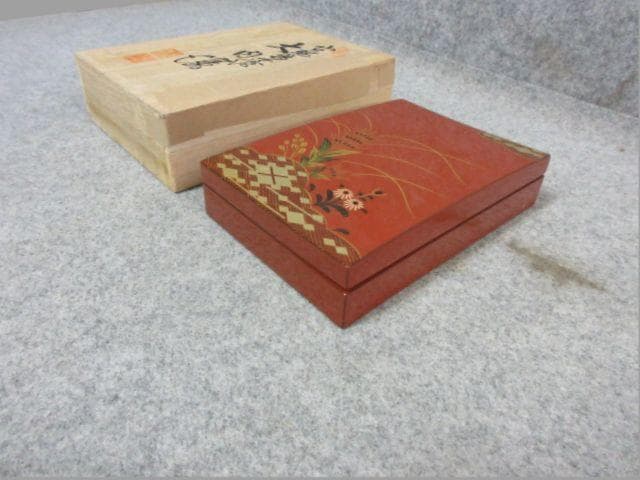 桑原謹製大内塗朱塗金彩蒔絵花柄文庫と硯箱と小物入れの3点共箱付 [B25507]