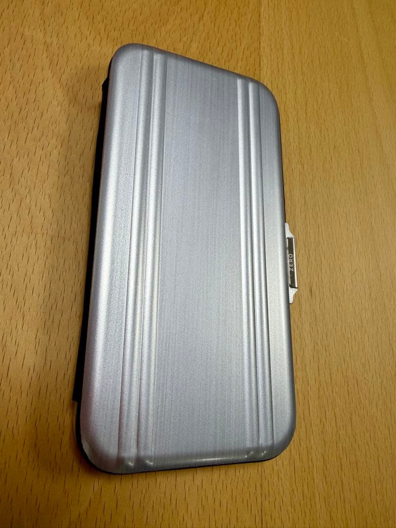 ZERO HALLIBURTON シルバーiPhone15pro手帳型ケース