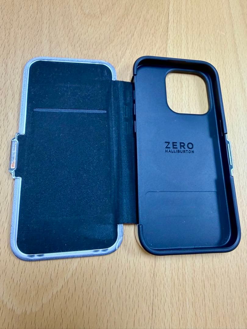 ZERO HALLIBURTON シルバーiPhone15pro手帳型ケース