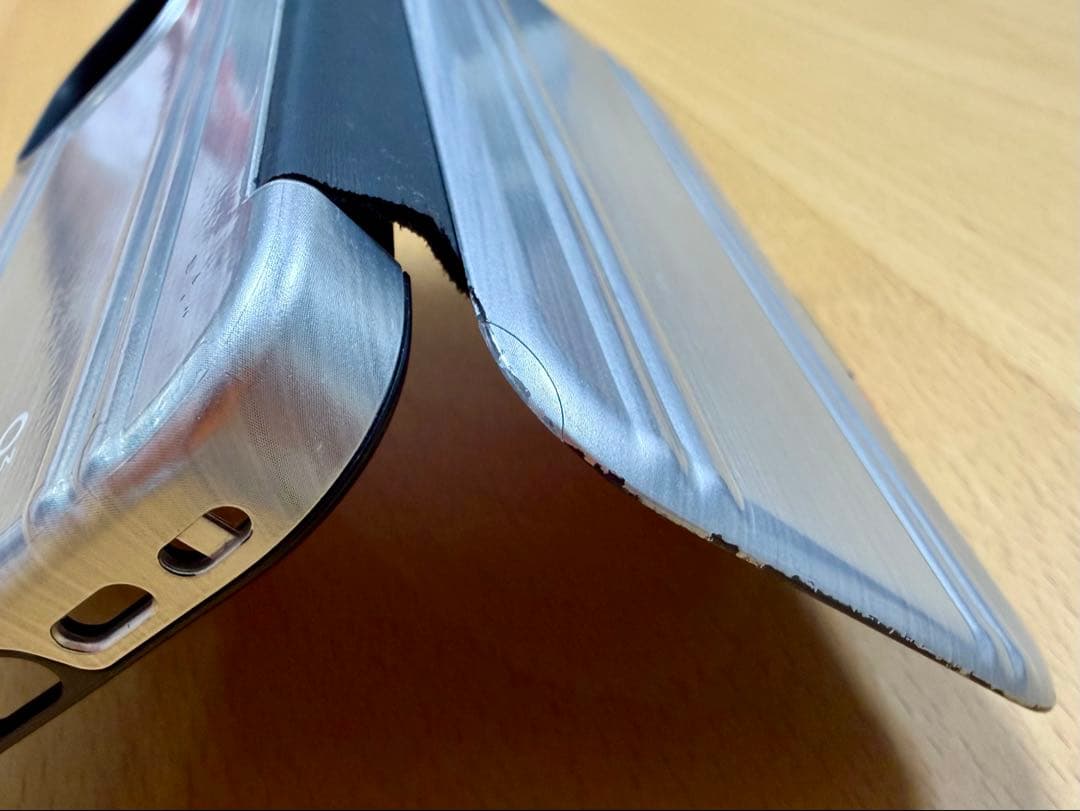 ZERO HALLIBURTON シルバーiPhone15pro手帳型ケース