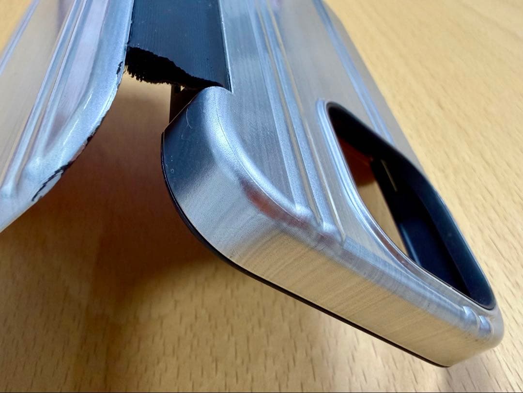 ZERO HALLIBURTON シルバーiPhone15pro手帳型ケース