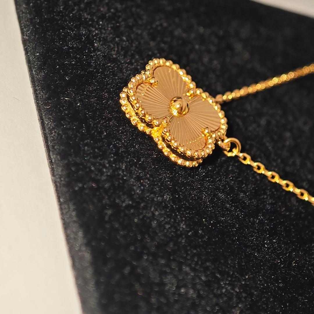 【実写画像】 金色 四葉のクローバーペンダントVCARP4KL00