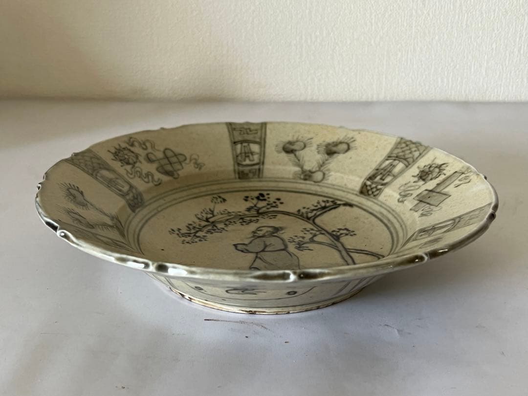 中国古美術　大明宣徳年人物花卉紋皿；西X-7