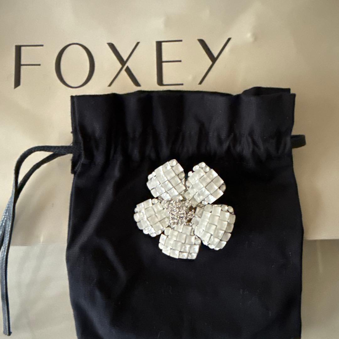 FOXEY ホワイト花モチーフブローチ　美品　袋付き