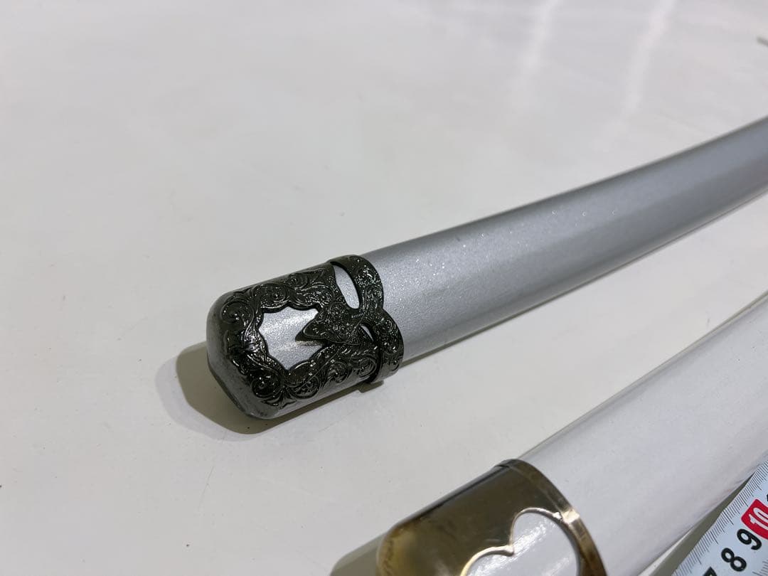 白色と銀色の二刀流刀　金属刀と木製刀の2本セット