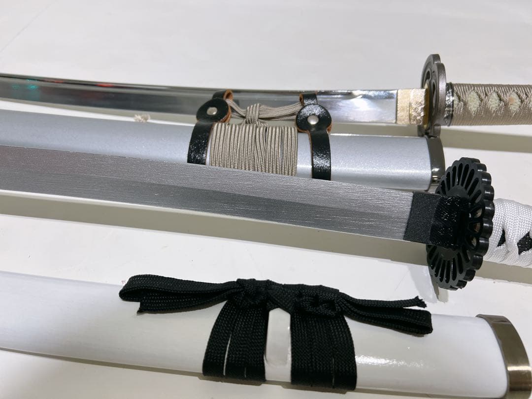 白色と銀色の二刀流刀　金属刀と木製刀の2本セット