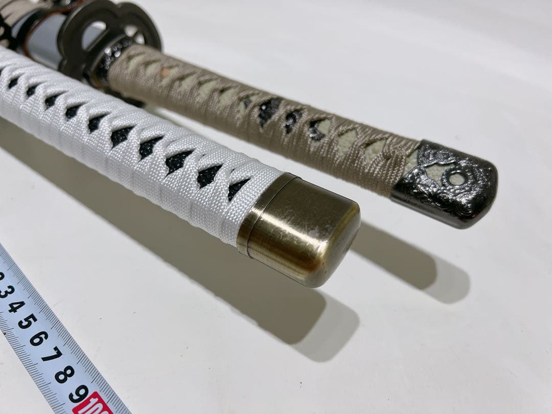 白色と銀色の二刀流刀　金属刀と木製刀の2本セット
