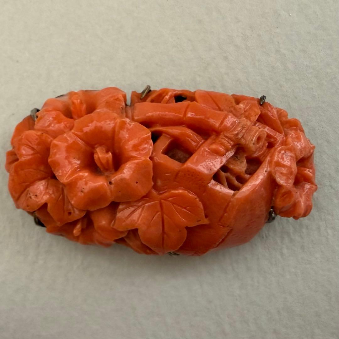 アンティーク珊瑚帯留　花籠　美しい彫り　台は合金