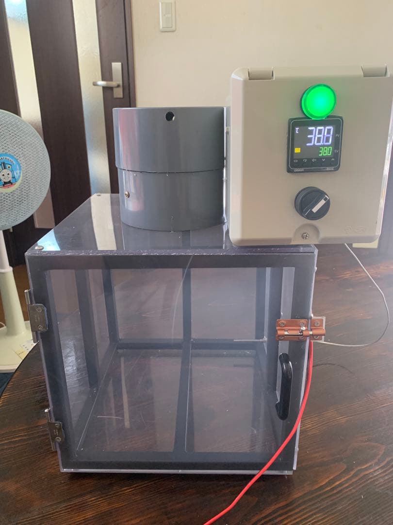 孵化器、ケージ