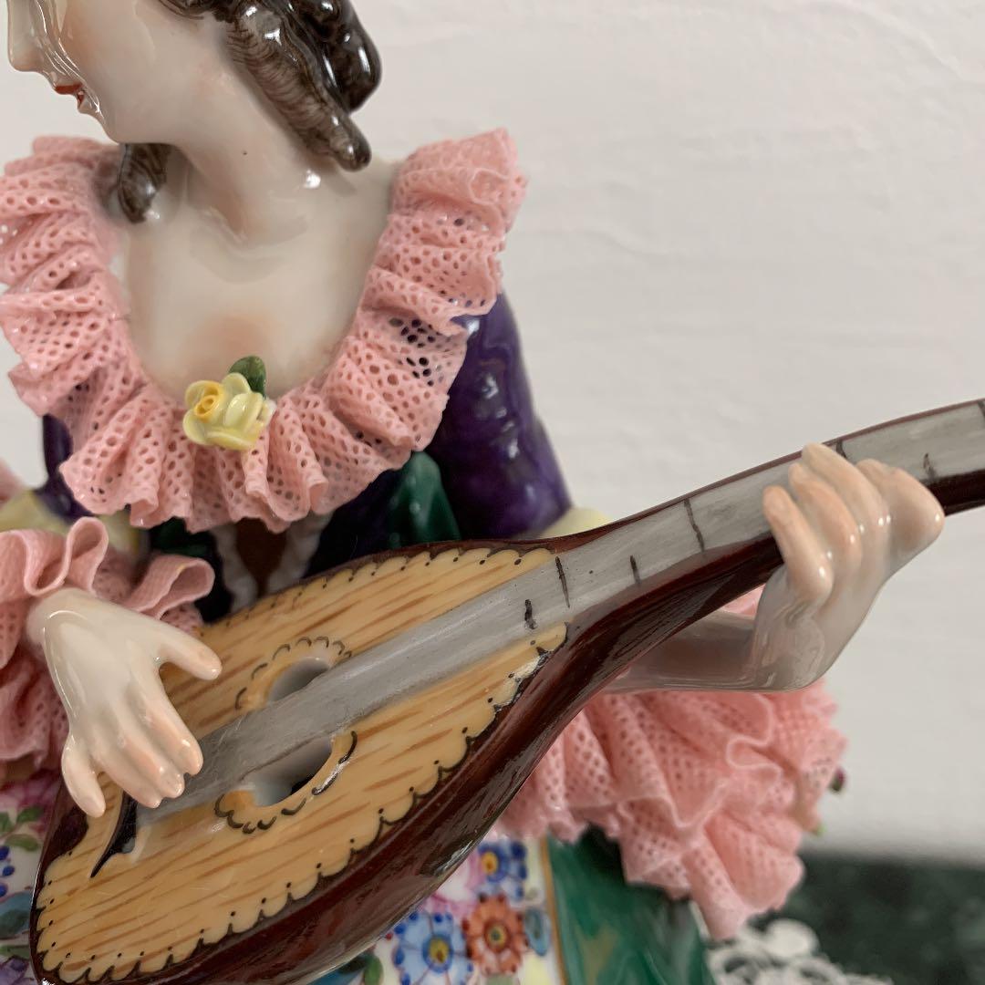 ドレスデン人形　「楽器を弾く貴婦人とオウム」