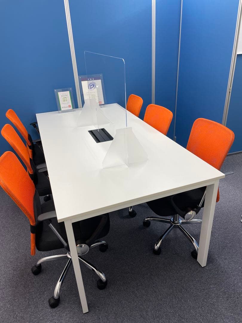 ホワイト長方形テーブルとオレンジ椅子6脚