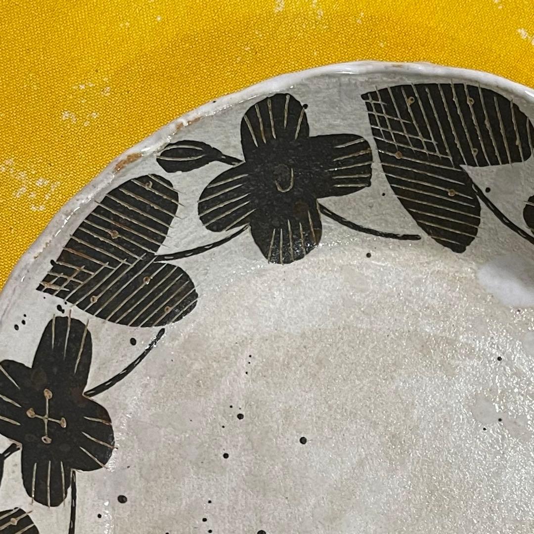 未使用品 陶芸家 鹿児島睦 モノトーン 黒の花図案のプレート　美術品