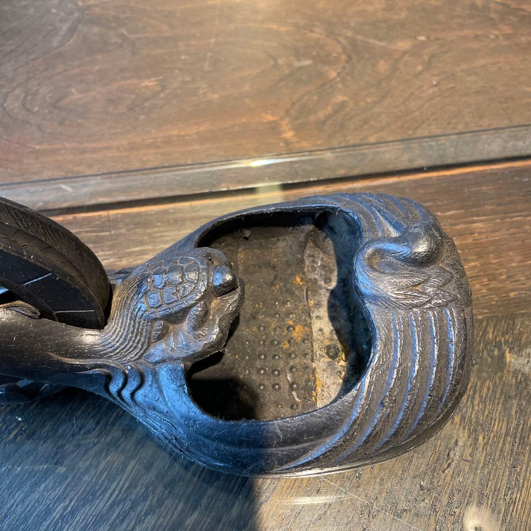 墨壺　昔の大工さんが柱や梁に標を付ける為の道具です　現在では花器等の器に利用