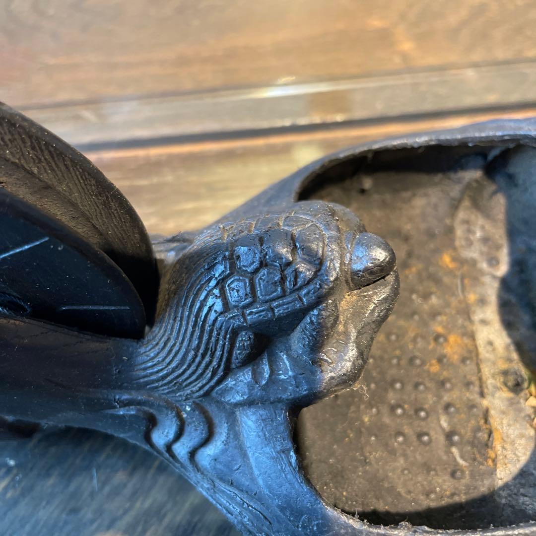 墨壺　昔の大工さんが柱や梁に標を付ける為の道具です　現在では花器等の器に利用