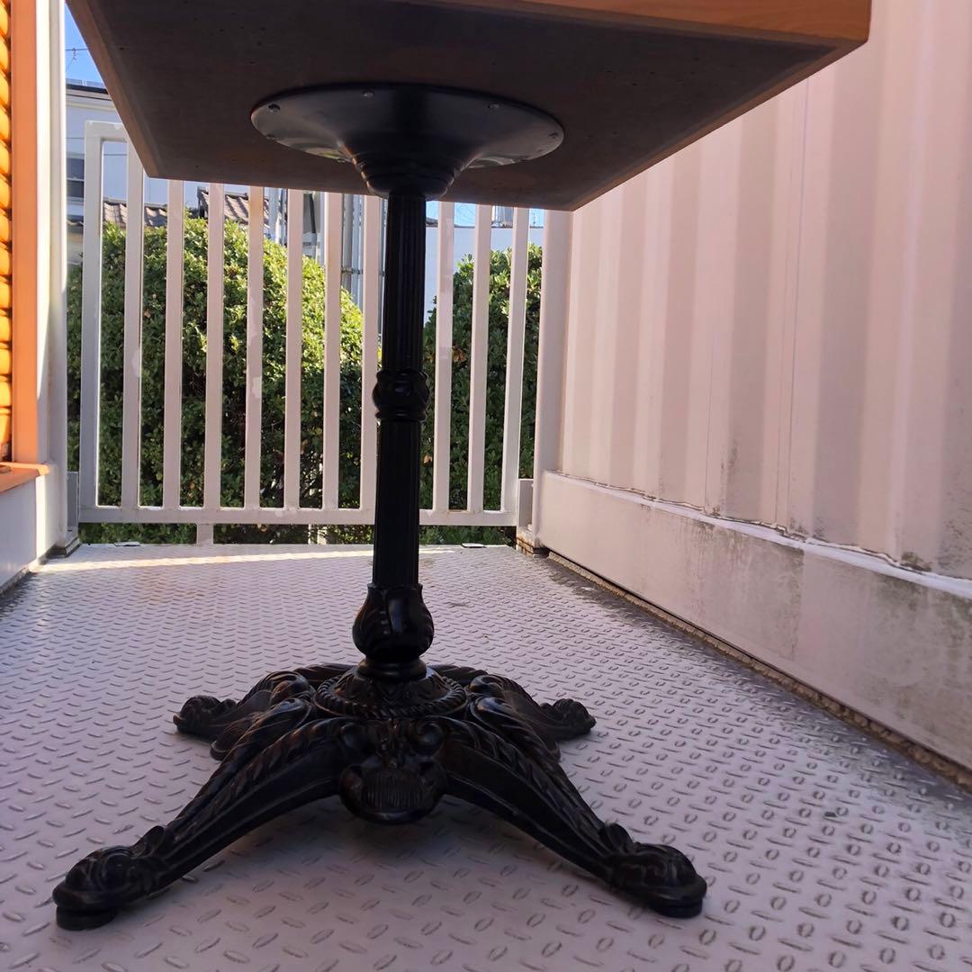 クラシックな木製テーブル　カフェテーブル