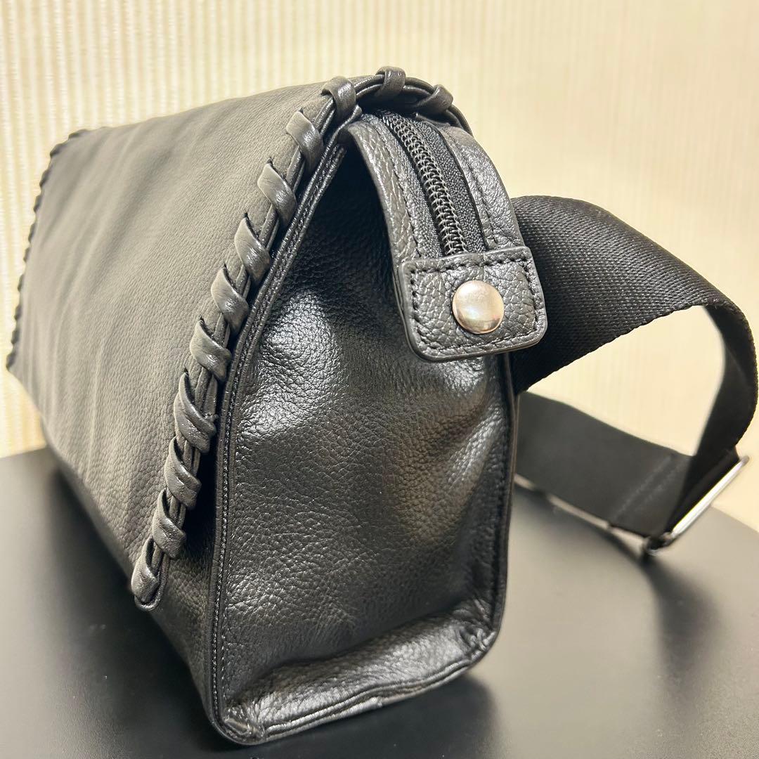 イアパピヨネ　ワイドテープショルダーバッグ　黒 編み込みデザイン