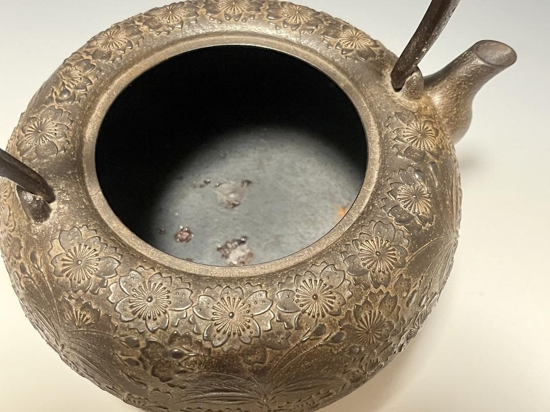 【未使用】南部鉄瓶 中村徳次郎 造 立徳 虫食平打提手 桜尽紋様 鉄瓶