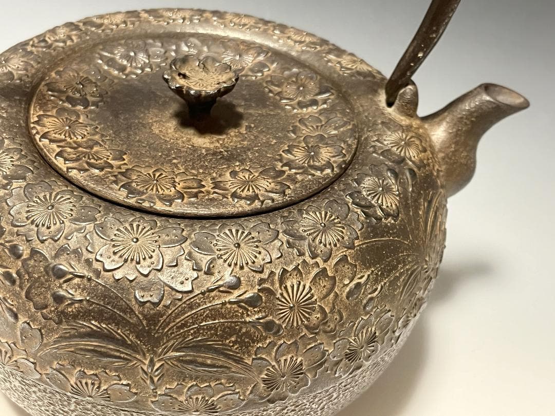 【未使用】南部鉄瓶 中村徳次郎 造 立徳 虫食平打提手 桜尽紋様 鉄瓶