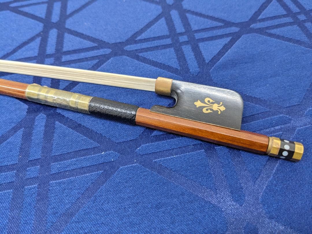 ビオラ弓　金色？のパーツに素敵な文様入り