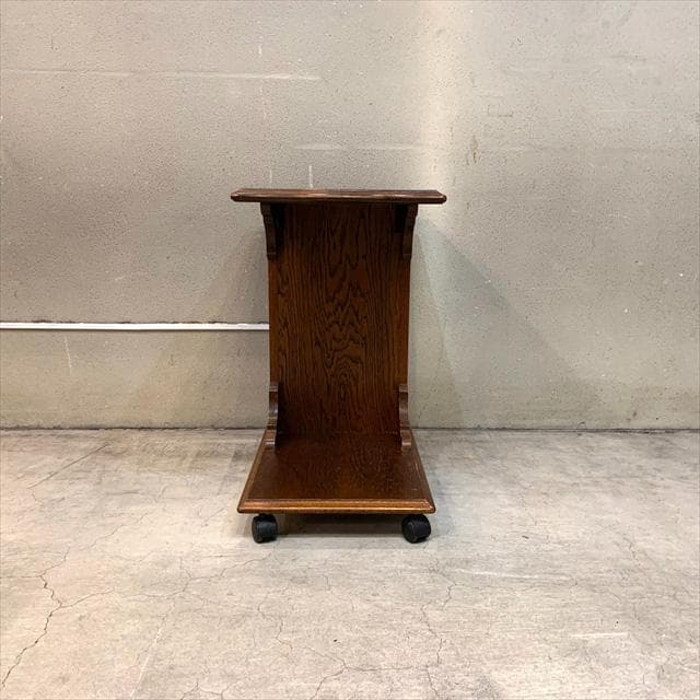 カントリーハウスのサイドテーブルワゴン