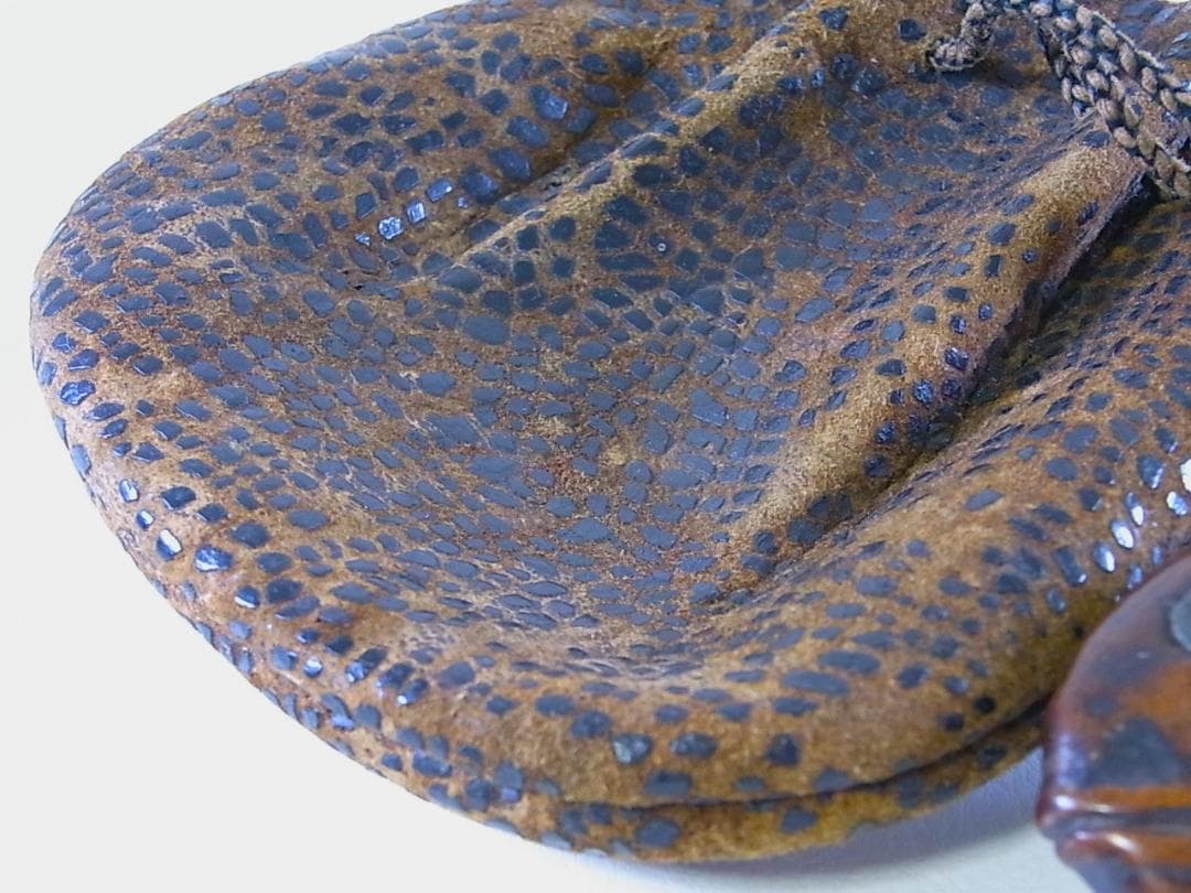 【 E719 】 コレクター放出品　明治時代～大正時代　アイヌ玉魚根付皮提げ袋