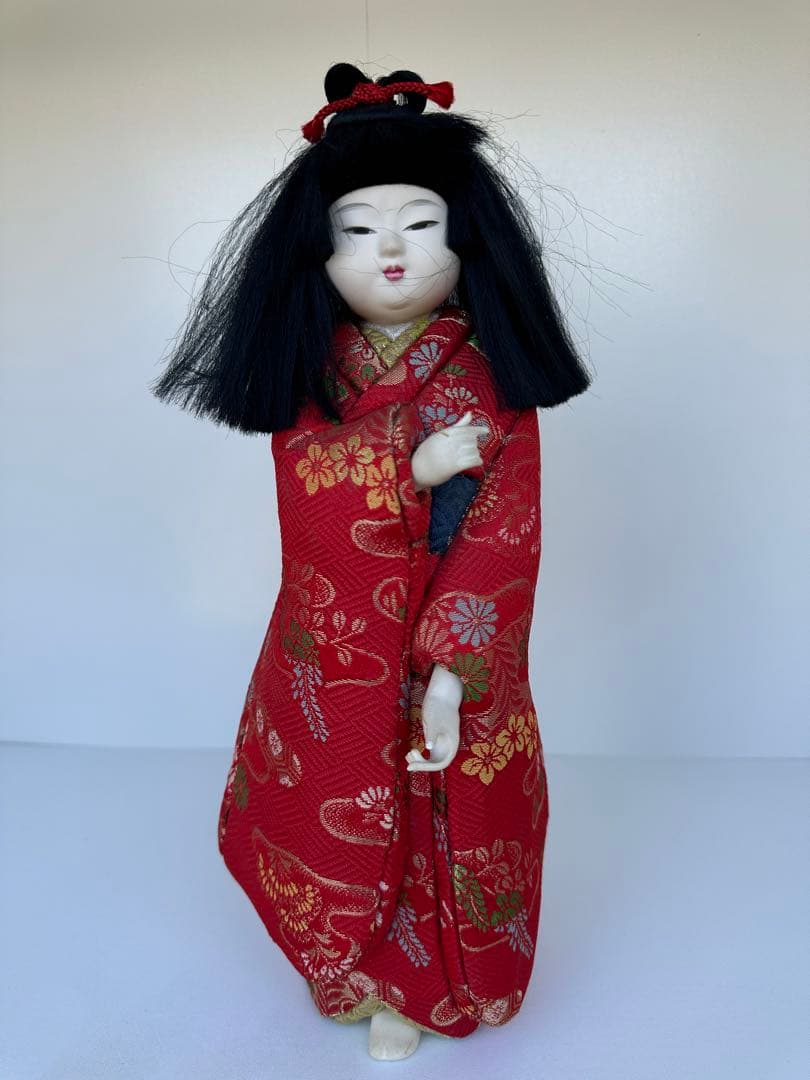 赤い着物の市松人形