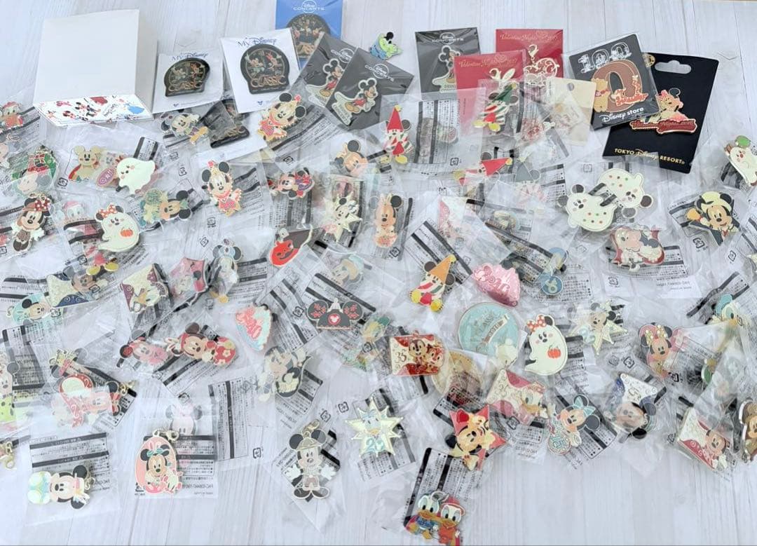 ディズニー　ピンバッジ　チャーム　127個　ディズニーストア