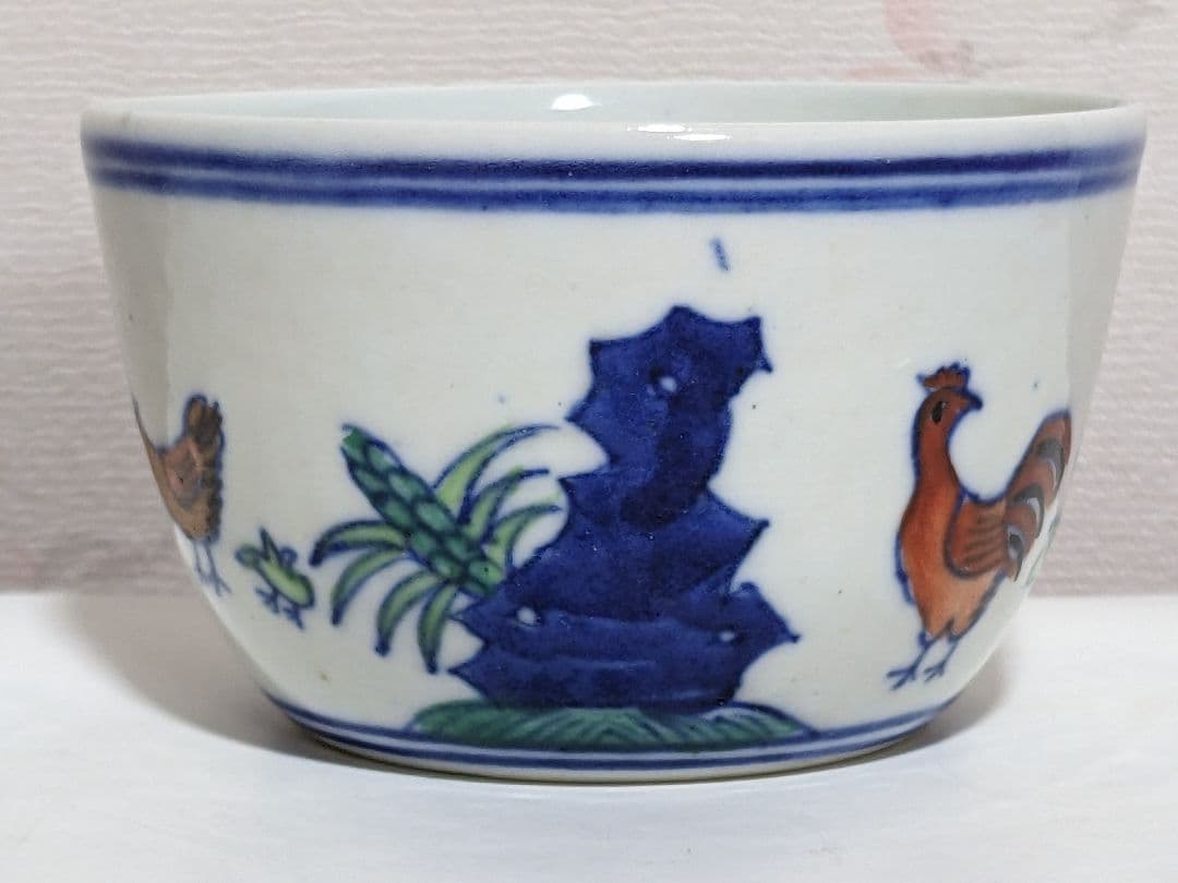 ♦中国 古い倣古品 チキンカップ 大明成化年製 染付色絵 闘彩鶏図 茶碗 骨董品