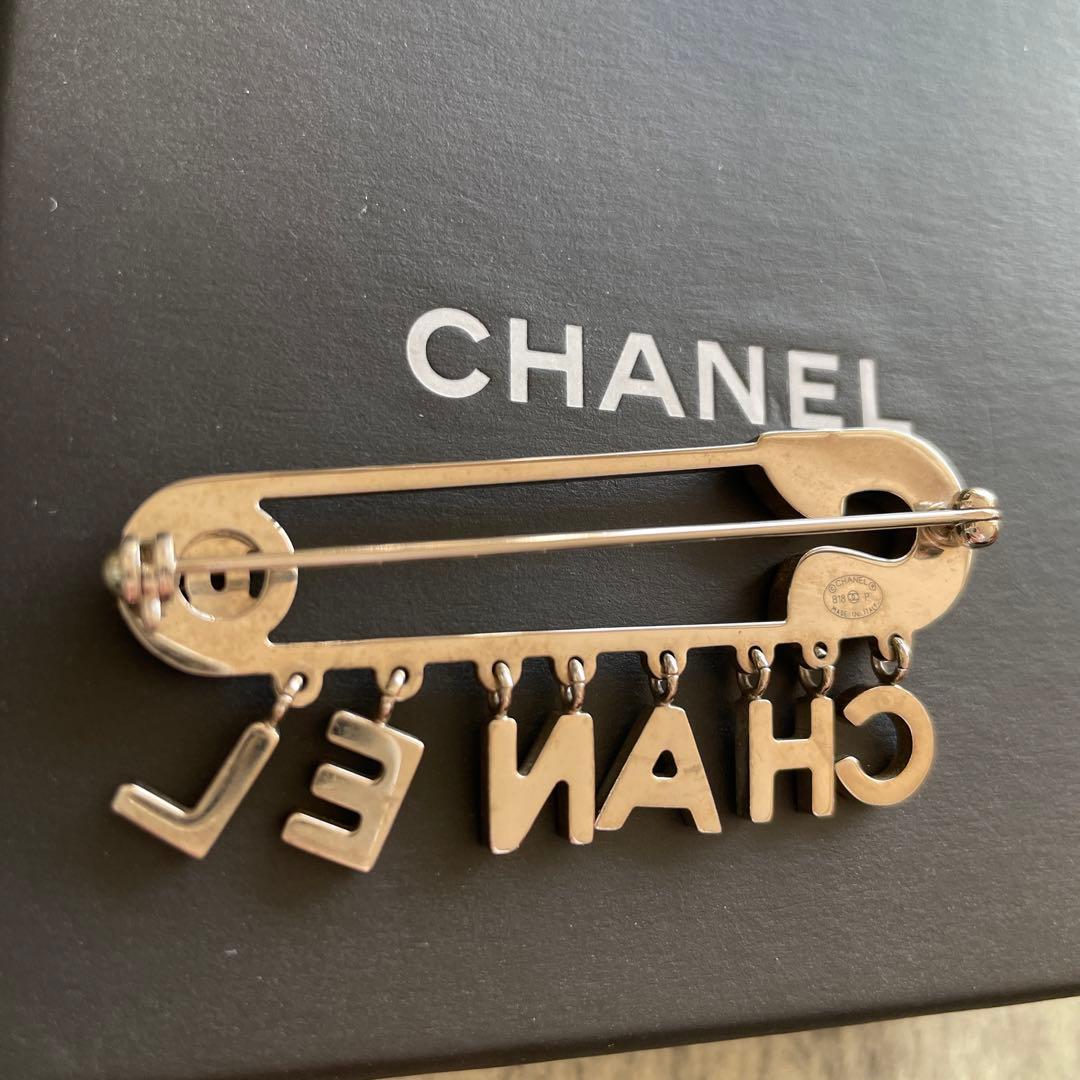 最終SALE!! CHANEL 希少ピンブローチCHANELロゴ used