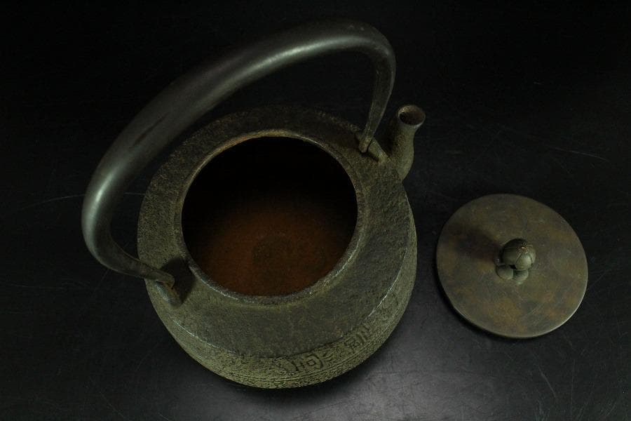 大講堂 横文字 鉄瓶(K-LC591)