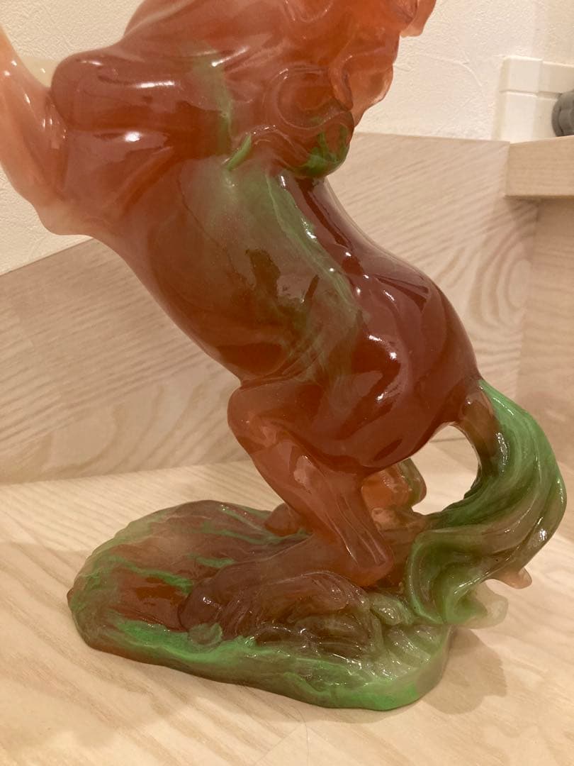 希少　馬の彫刻 赤と緑のグラデーション