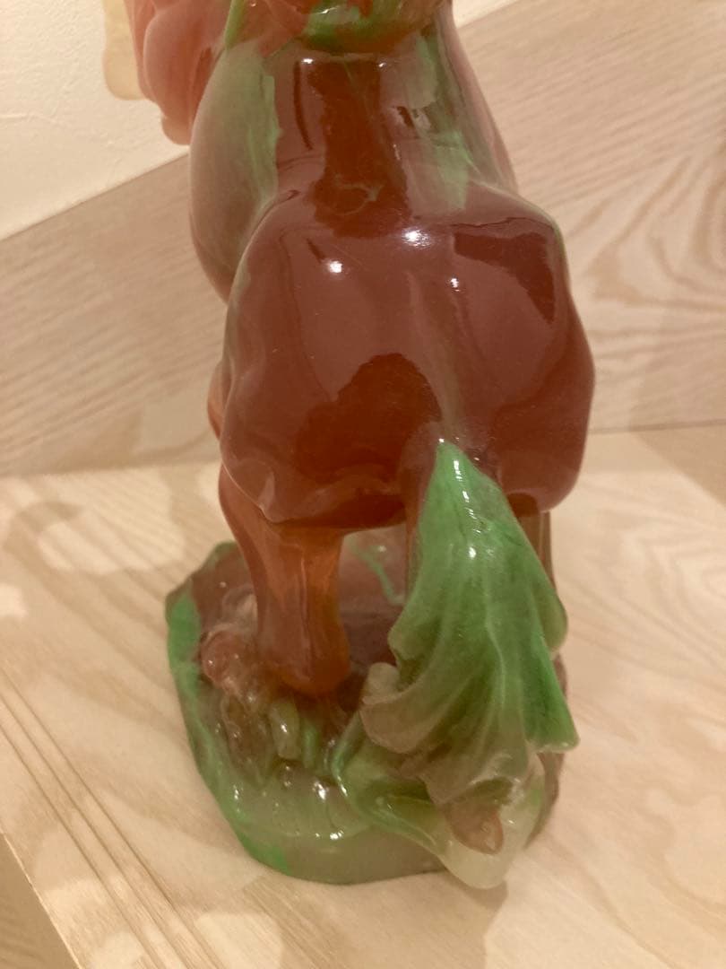 希少　馬の彫刻 赤と緑のグラデーション