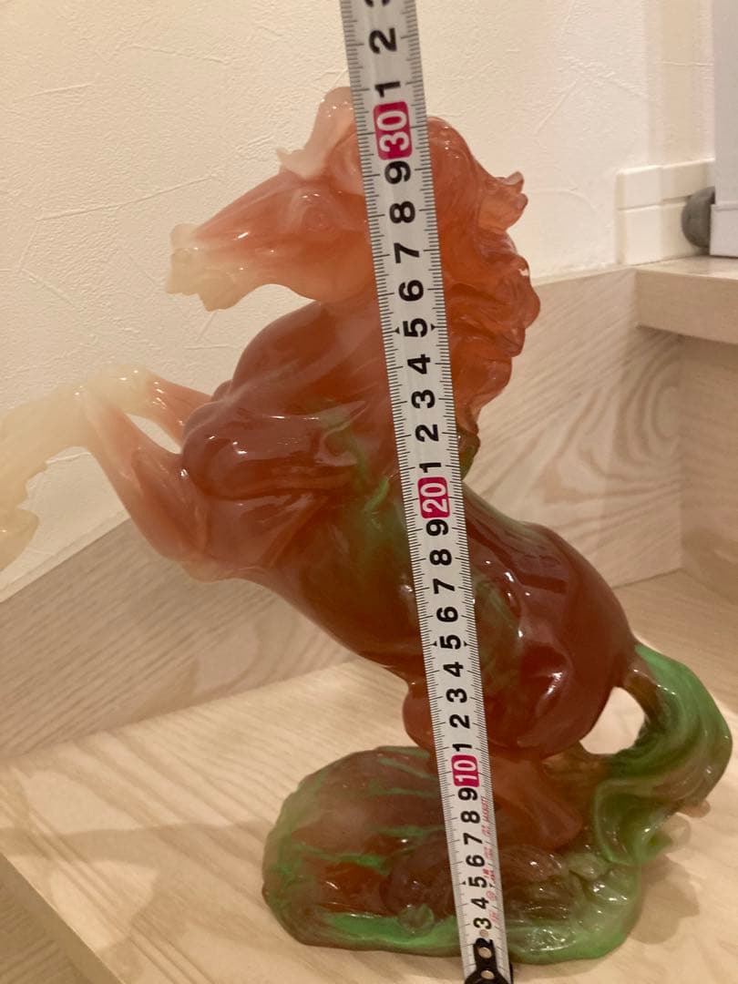 希少　馬の彫刻 赤と緑のグラデーション