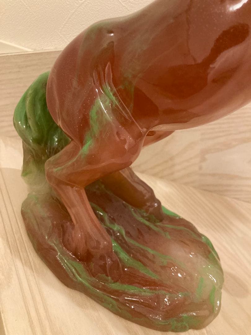 希少　馬の彫刻 赤と緑のグラデーション