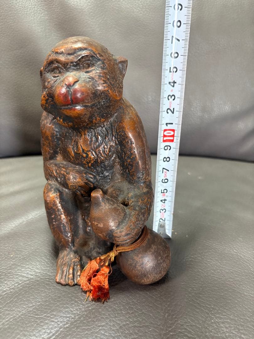 瓢箪を持つ猿　置物