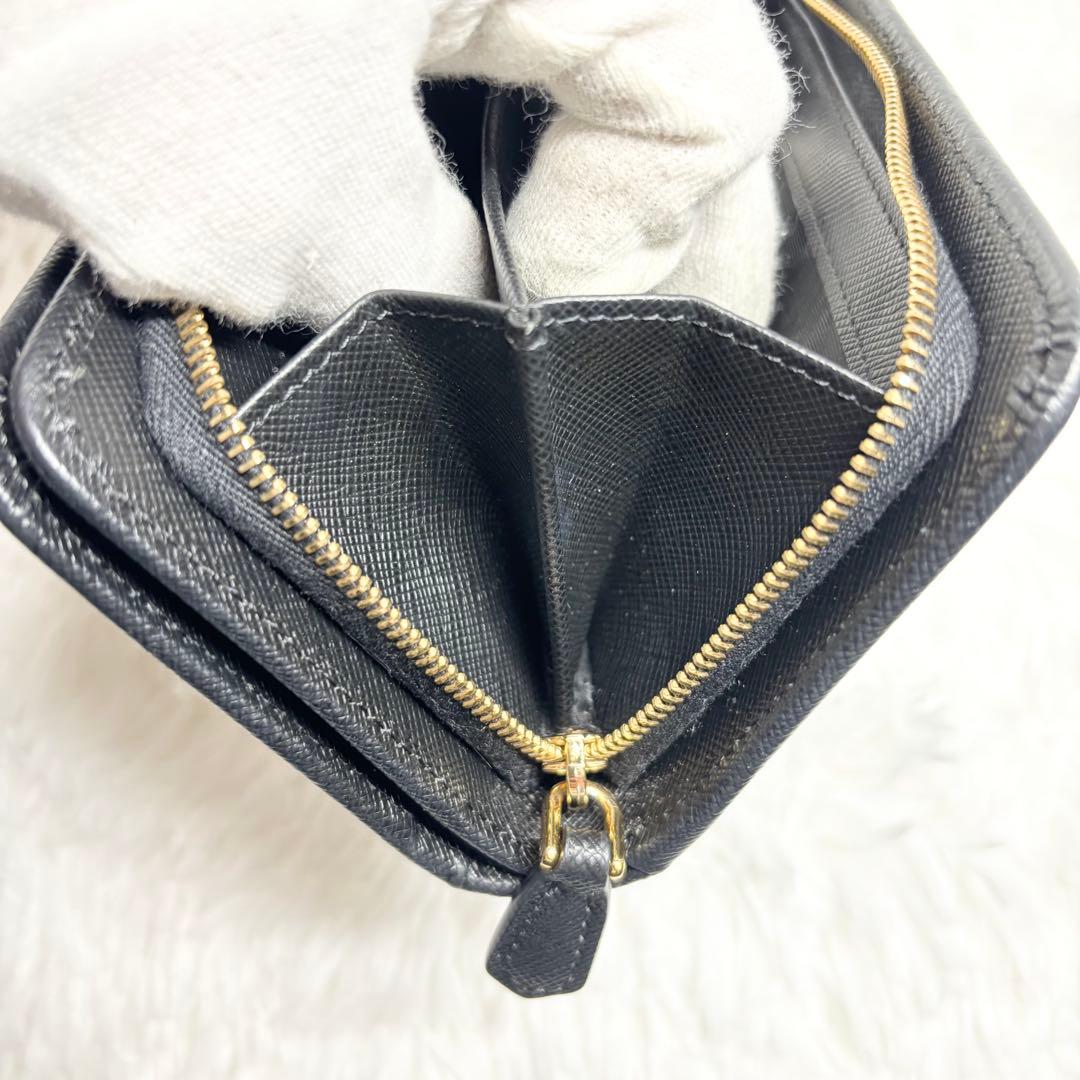 ✨美品✨ プラダ 二つ折り L字 サフィアーノ レザー ブラック 金具ロゴ 黒
