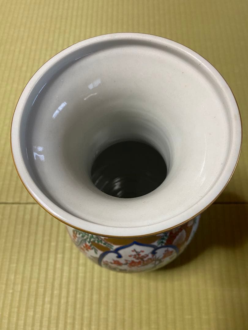 色鮮やかな装飾の陶器花瓶