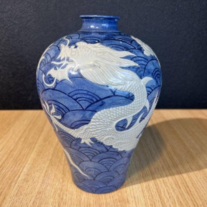 S8025　大明宣徳年製銘　明宣徳時代　中国骨董　青花　浮彫白龍海水紋梅瓶