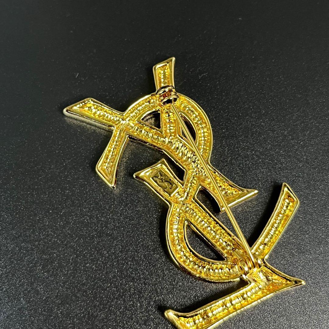 美品Yves Saint Laurent ゴールド カサンドラロゴブローチ