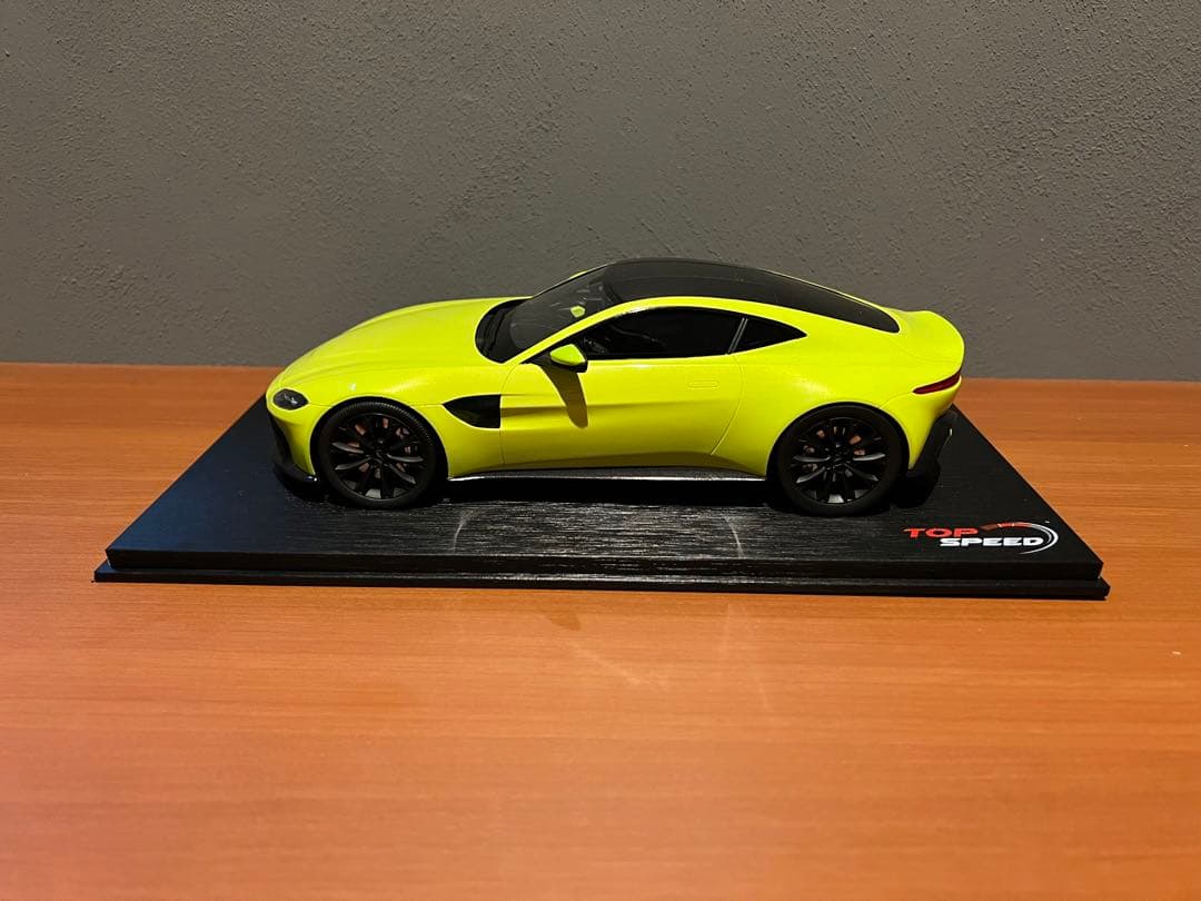 自動車 1/18 topspeed astonmartin vantage