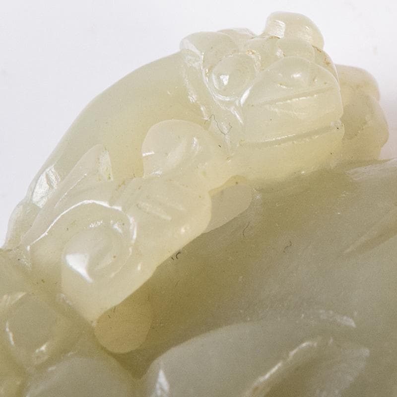 中国　玉石彫刻　神獣　根付　紙鎮　置物　C　8526E