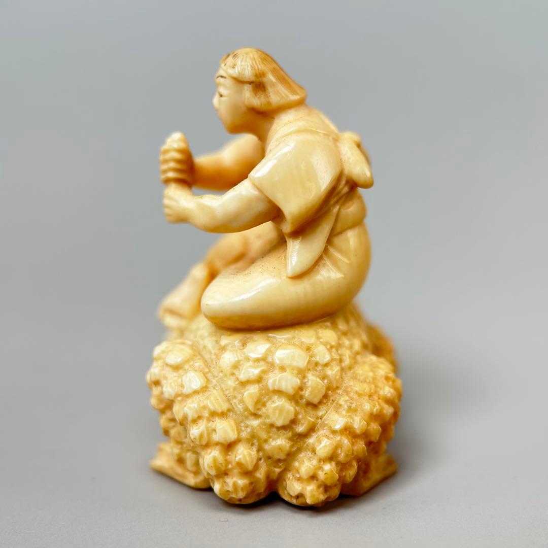 カエルに乗る人物像極上　根付　天然素材アンティーク骨董　飾り物古美術置物細密細工