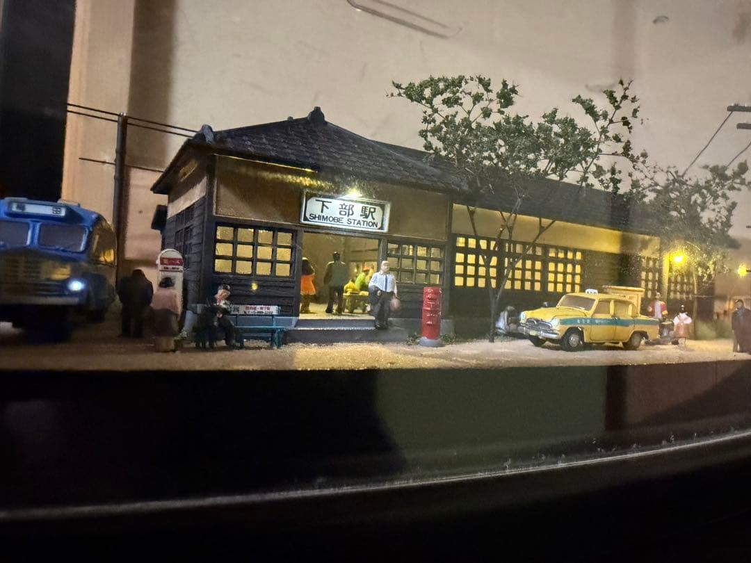 昭和をかもしだす懐かしの停車場、昼と夜の現風景、神戸梅田、レトロ夢の希少逸品。