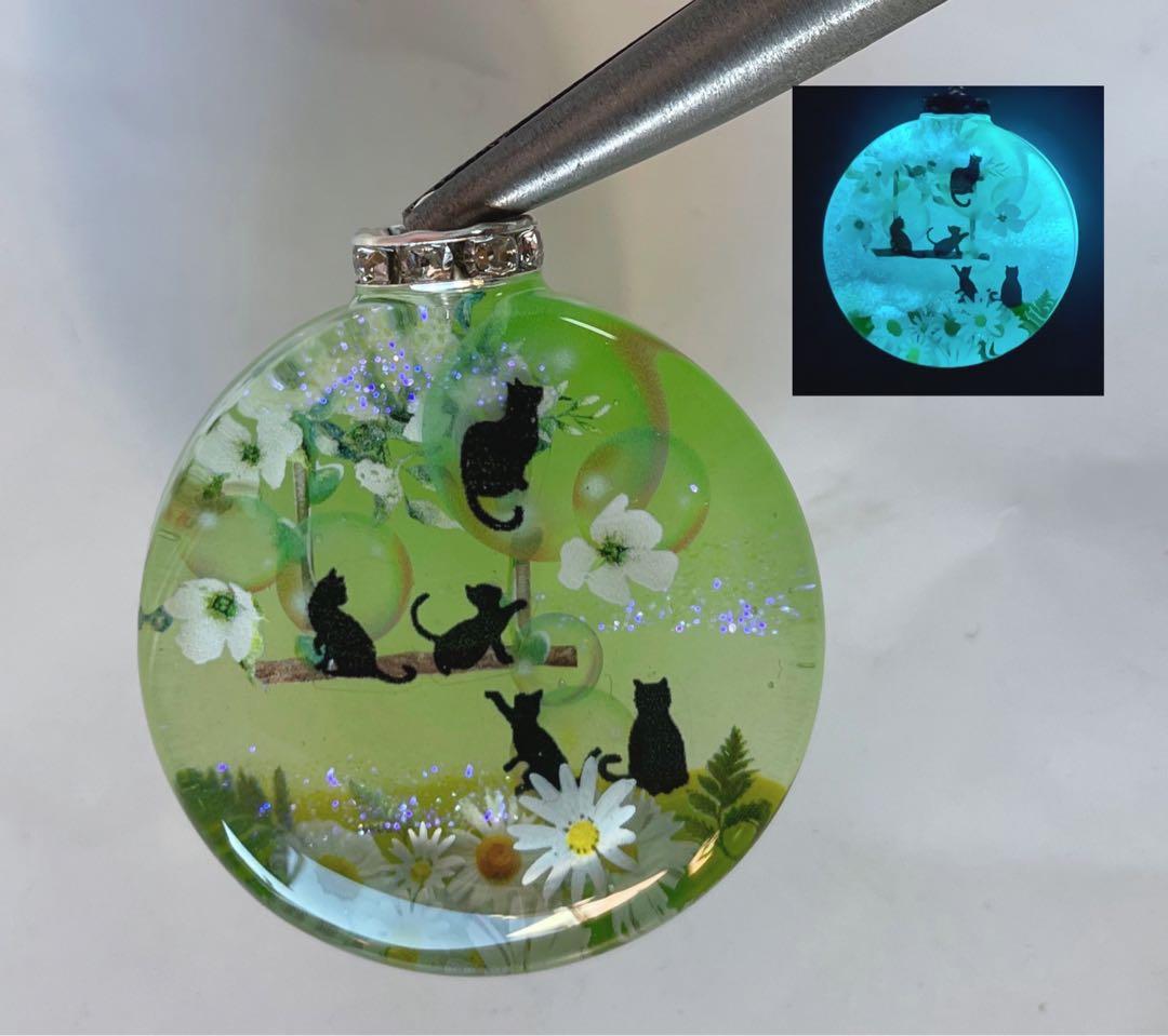 夕夏/レジン/雲の上のお城と子猫達　蓄光　オルゴナイトネックレス