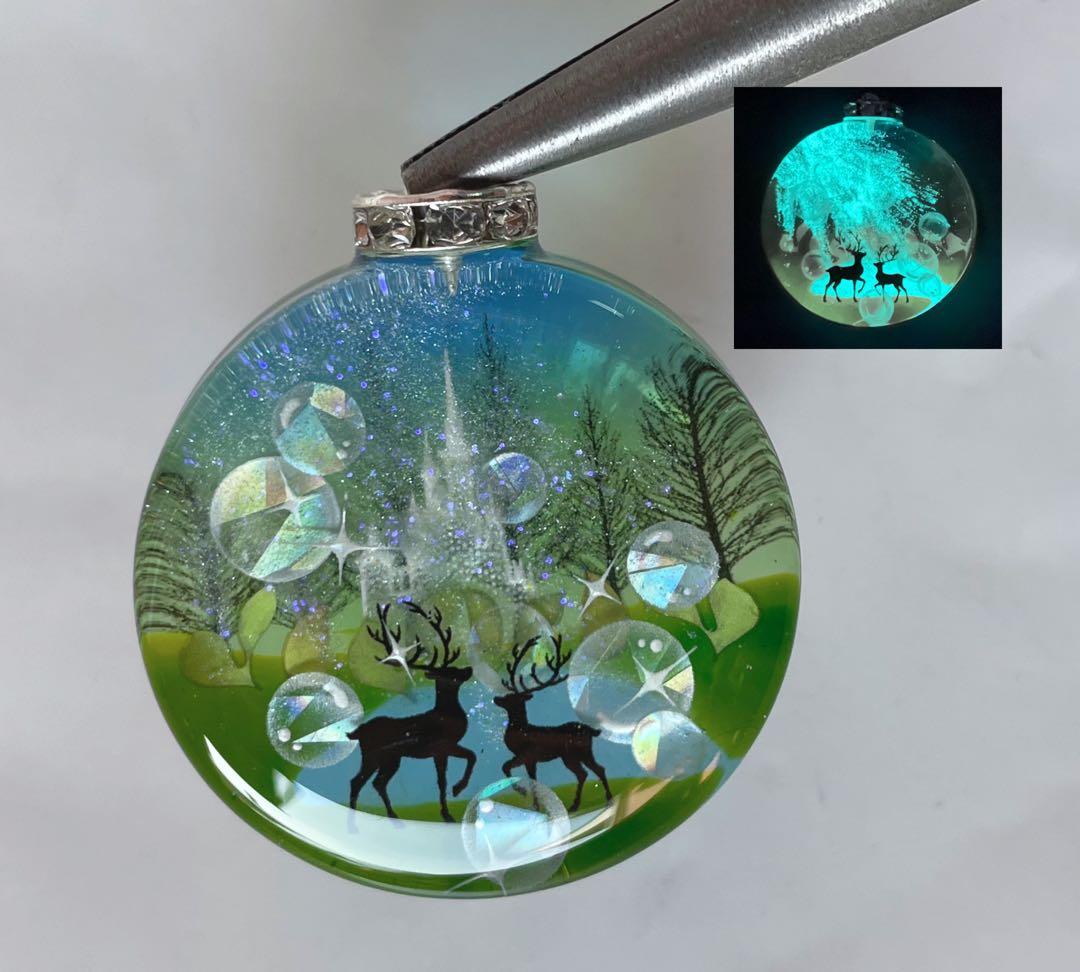 夕夏/レジン/雲の上のお城と子猫達　蓄光　オルゴナイトネックレス