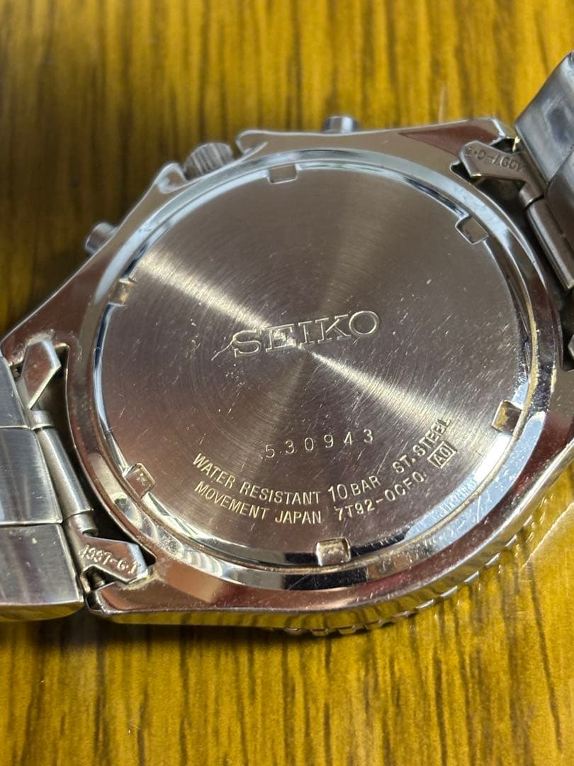 青い文字盤とクロノグラフ機能を備えたSEIKOの100M防水時計。