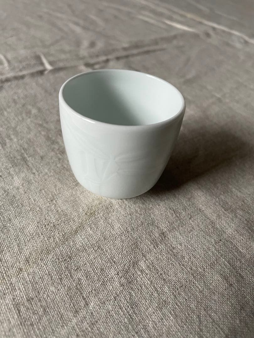 人間国宝　本人作　井上萬二　白磁笹彫文ぐい呑