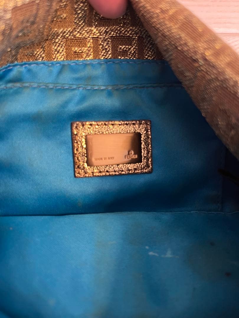 Fendi ロゴ入り ゴールド ハンドバッグ