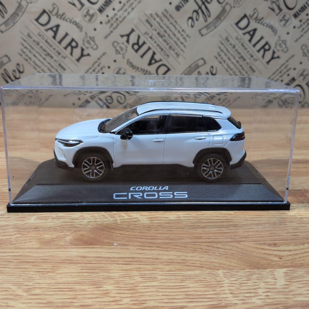 カローラクロス 後期 カラーサンプル プラチナホワイトパール 1/30